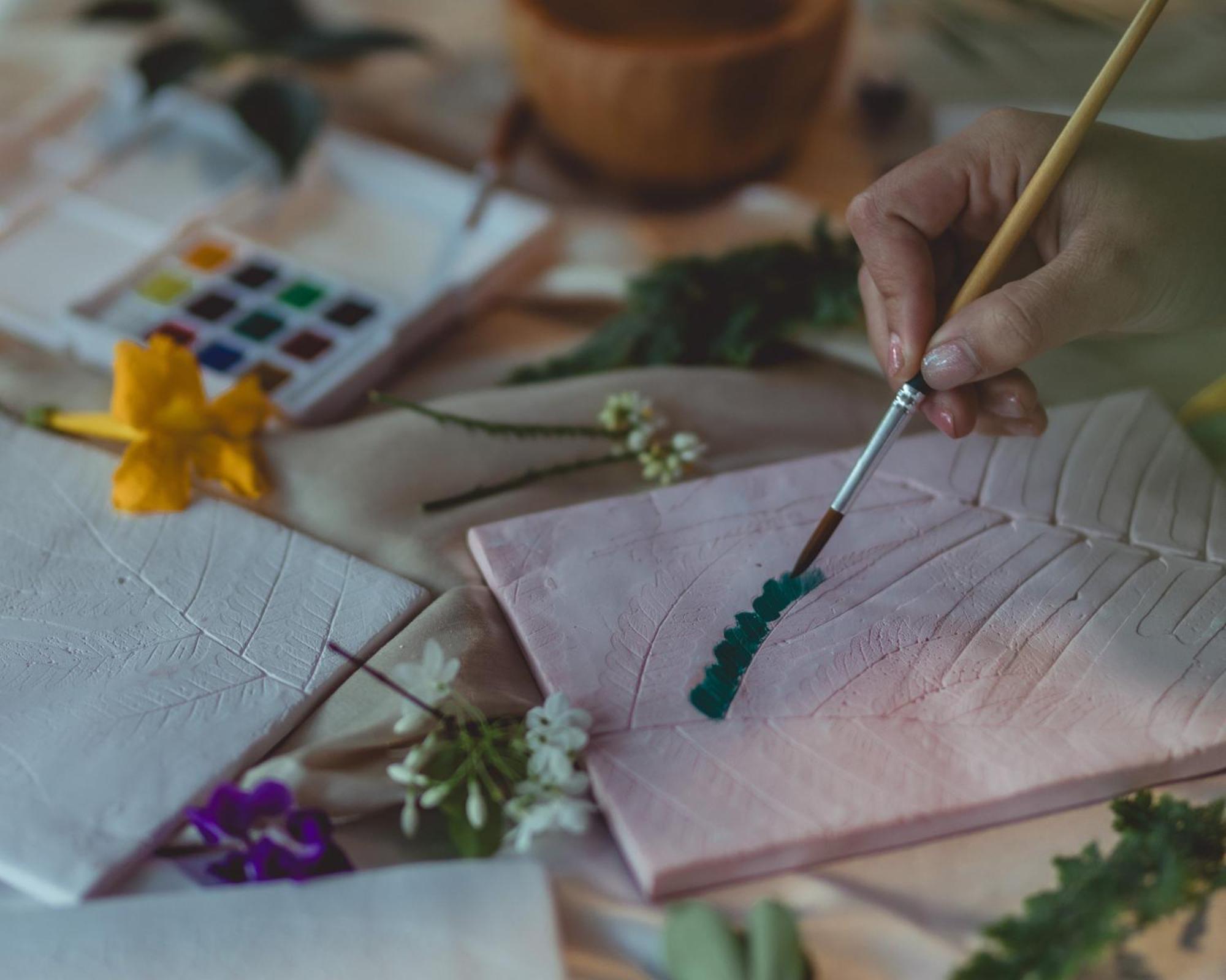 Dinso Resort & Villas Phuket, Vignette Collection By Ihg Patong Luaran gambar A hand painting a silk fabric