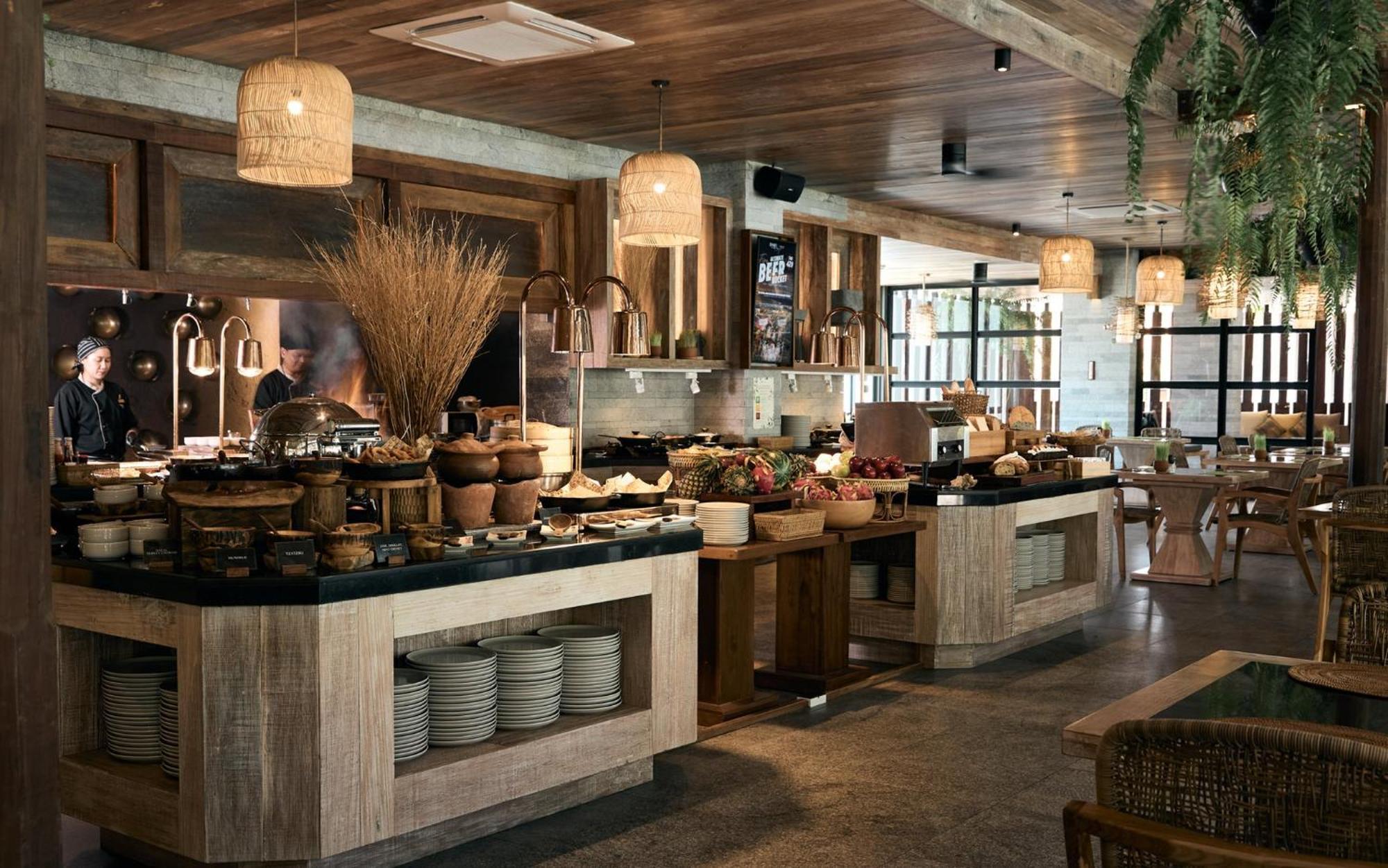 Dinso Resort & Villas Phuket, Vignette Collection By Ihg Patong Luaran gambar The buffet at the restaurant